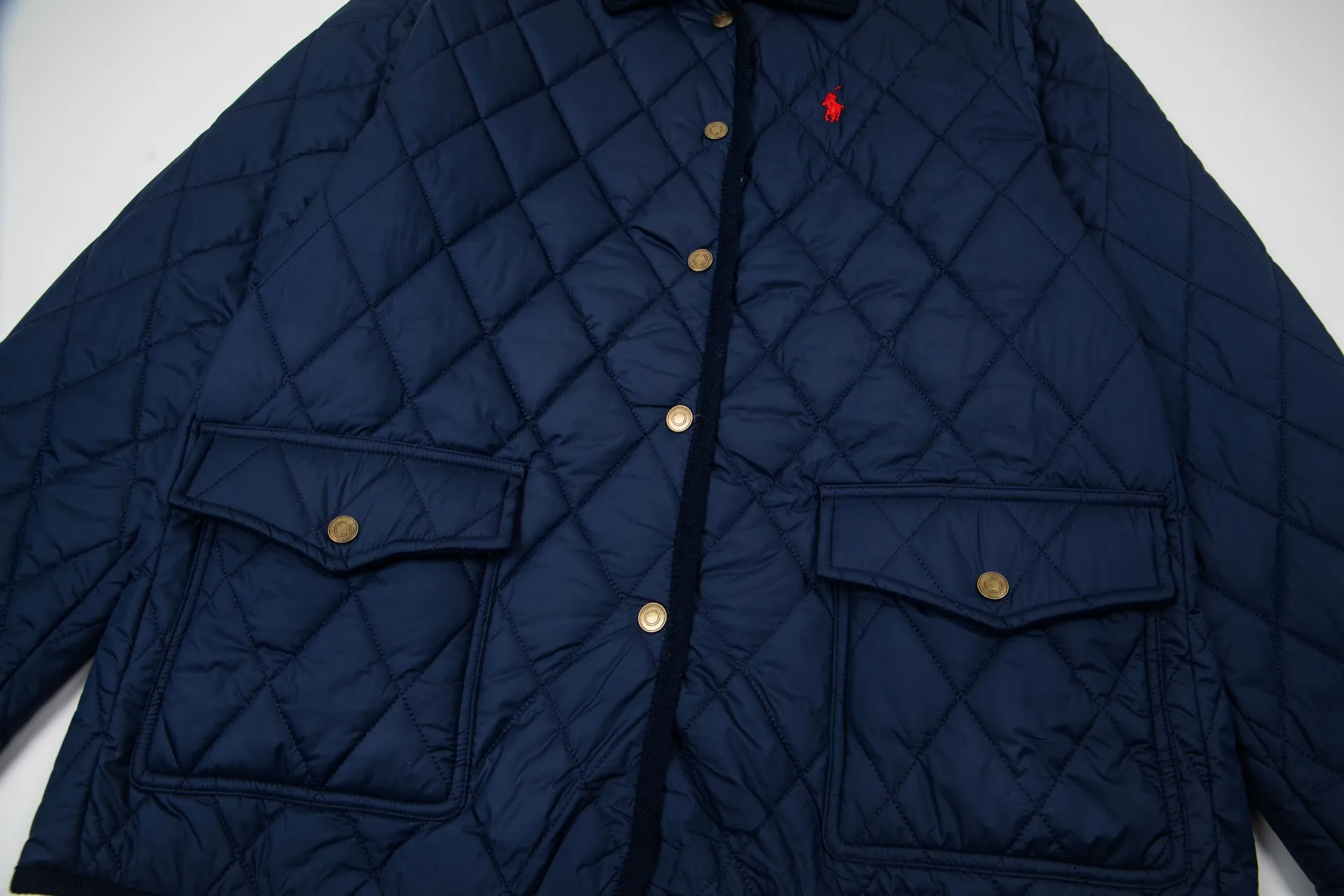 P330 Model No.: G130 Ralph Lauren New Ralph Lauren chest logo embroidery diamond plaid lapel corduroy cotton jacket 1️⃣Selected high-quality high-elastic cotton, perfect control of workmanship details, exquisite small logo embroidery on the chest, corduroy color-blocked lapels, pocket design full of details, highlighting personality! The version is simple but not simple! 3️⃣It is very youthful and energetic, and can be easily worn by both men and women. It is very in line with the fashion aesthetic concepts of today's young people! 4️⃣A full set of customized accessories, complete with three standards, same style for men and women, a must-have for couples! Color: black, navy blue, apricot Size: S, M, L, XL